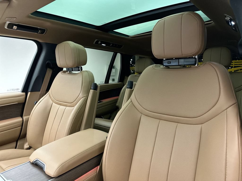 Used 2025 Land Rover Range Rover Long Wheelbase SE AWD/4WD image 7