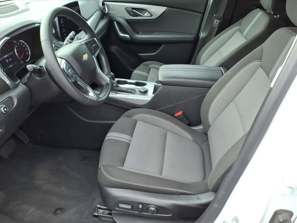 Used 2025 Chevrolet Blazer LT FWD image 11