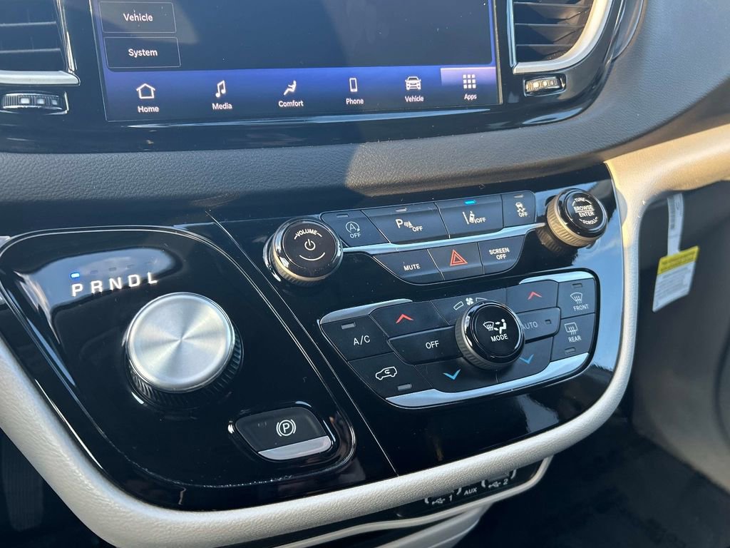 Used 2024 Chrysler Pacifica Touring-L image 31