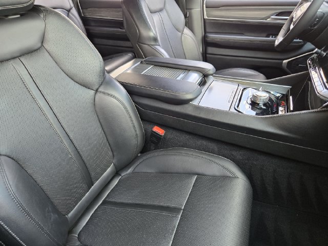 Certified 2024 Jeep Wagoneer Series II w/ Flexible Seating Group AWD/4WD image 14