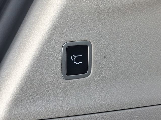 Used 2023 Chrysler Voyager LX image 31