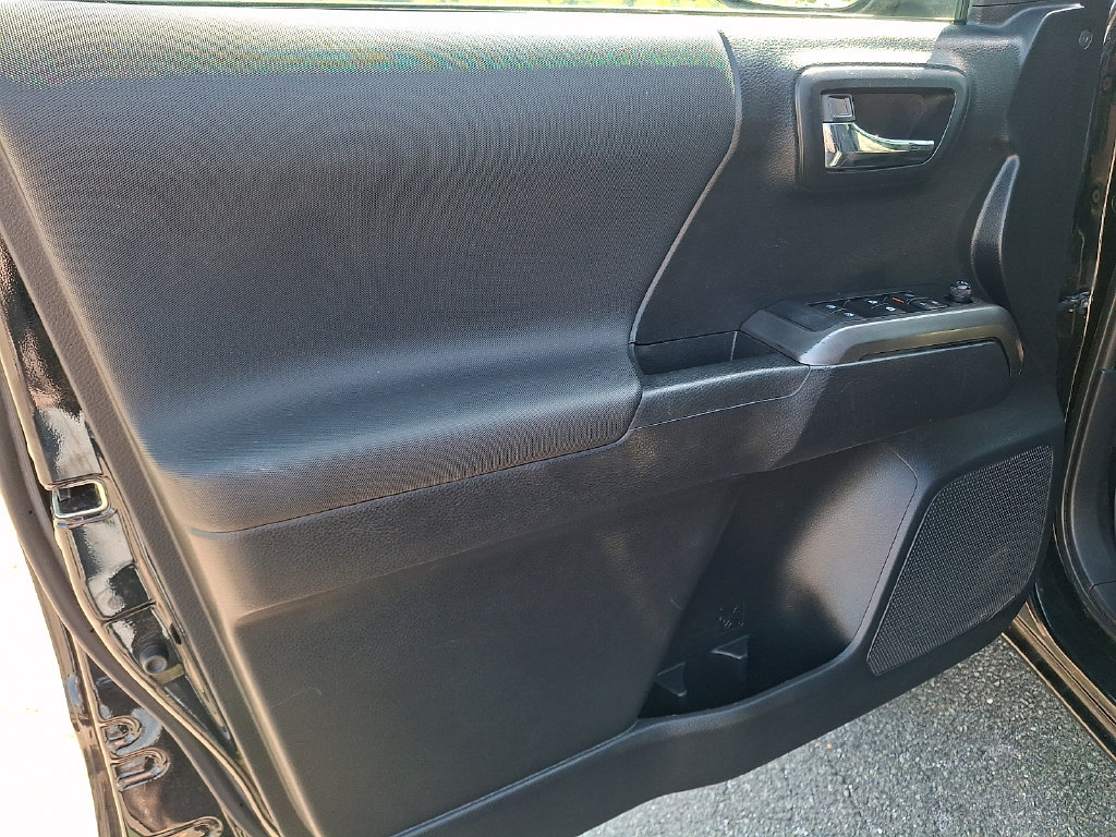 Used 2019 Toyota Tacoma TRD Off-Road AWD/4WD image 14