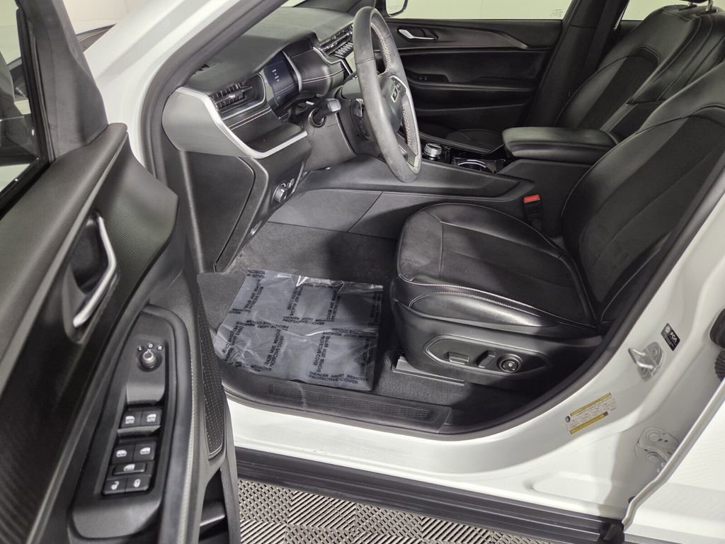 Certified 2023 Jeep Grand Cherokee Altitude image 10