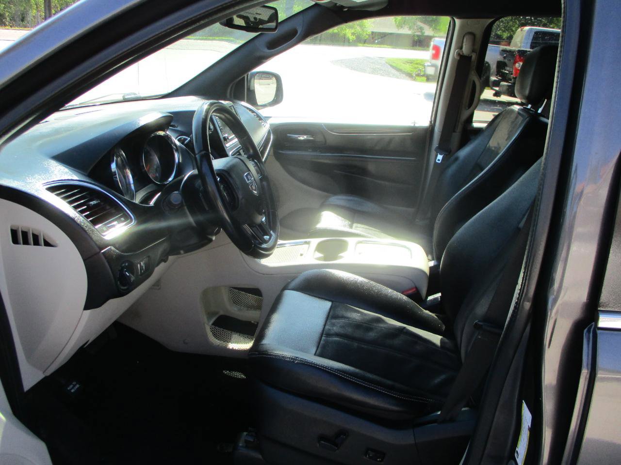 Used 2020 Dodge Grand Caravan SXT image 14