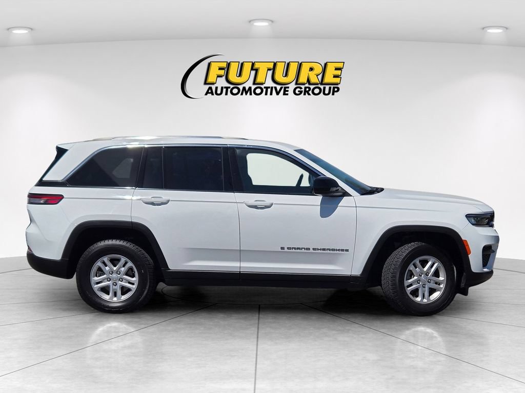 Used 2023 Jeep Grand Cherokee Laredo AWD/4WD image 3