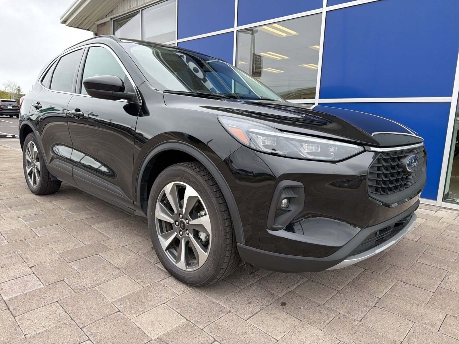 Used 2025 Ford Escape Platinum AWD/4WD image 2