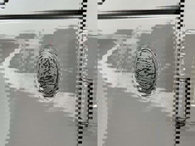 Used 2023 Jeep Gladiator Overland image 8