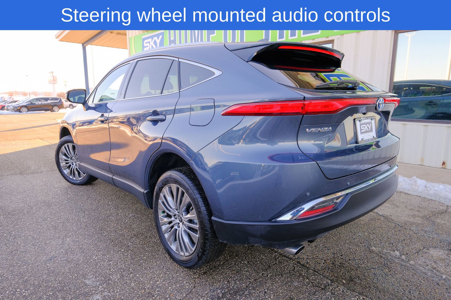 Used 2023 Toyota Venza XLE image 6