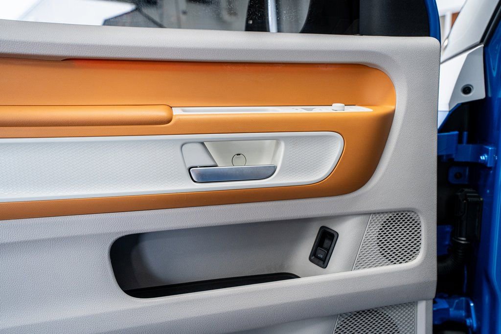 Used 2025 Volkswagen ID. Buzz 1st Edition image 28