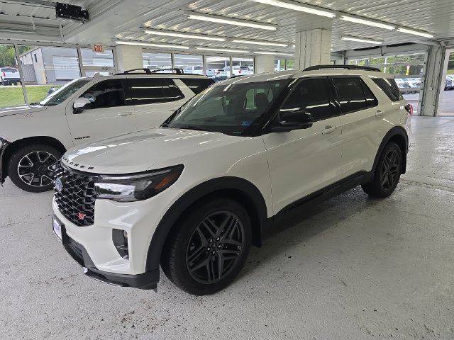 Used 2025 Ford Explorer ST AWD/4WD image 2