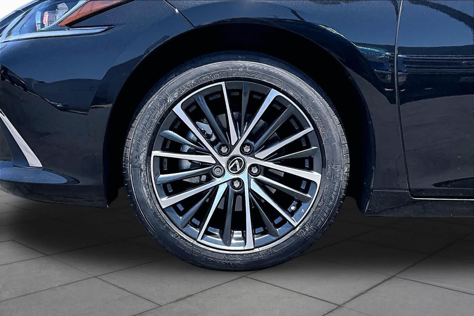 Used 2025 Lexus ES 300h w/ Premium Package FWD image 10