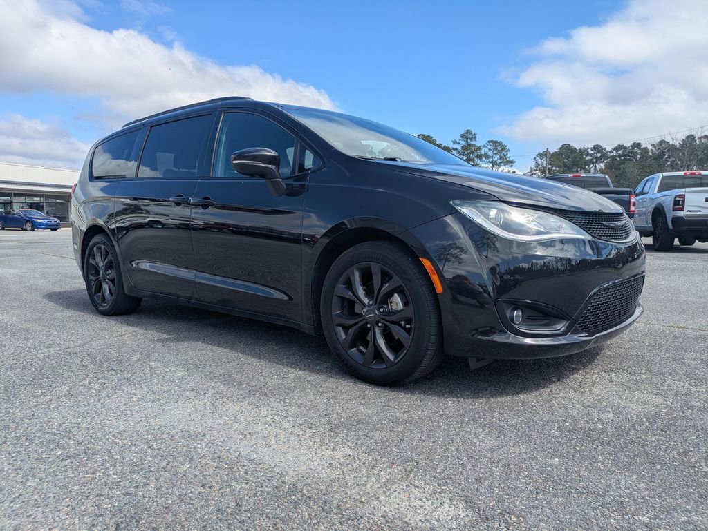 Used 2019 Chrysler Pacifica Limited w/ S Appearance Package image 2