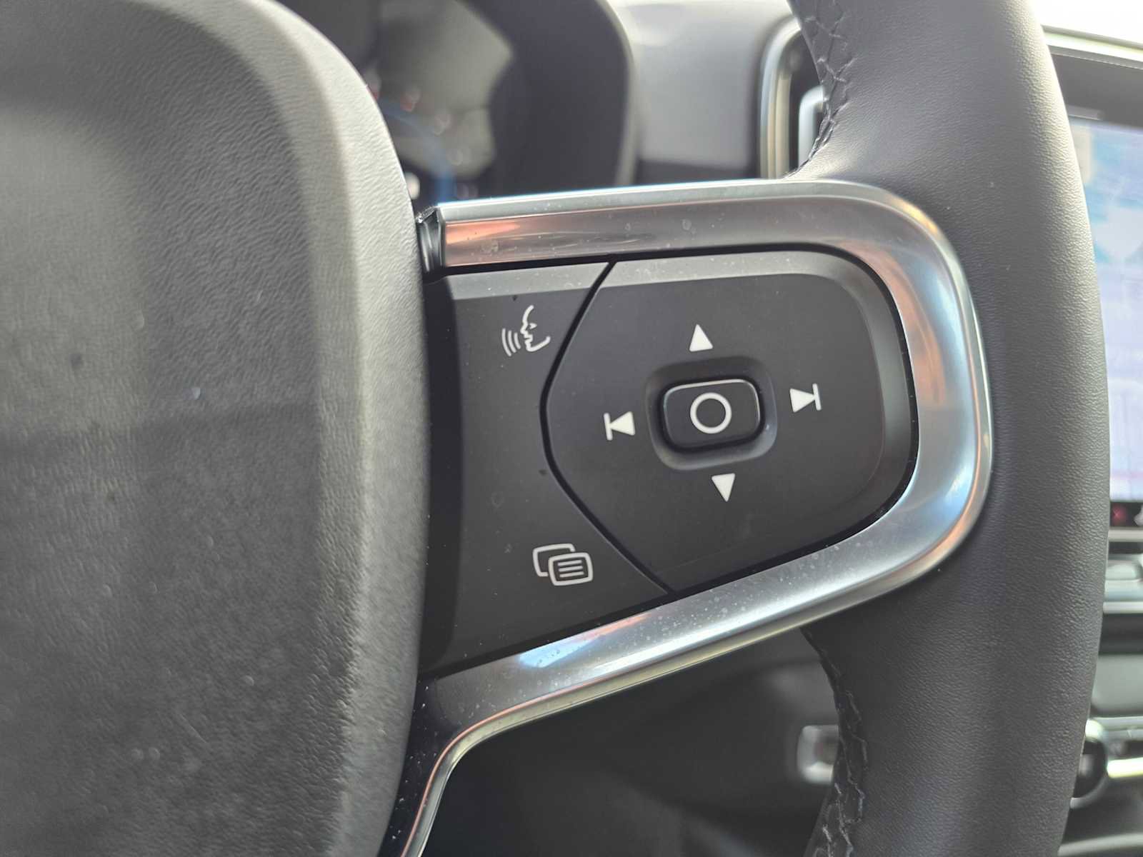 Certified 2023 Volvo XC40 B5 Plus w/ Protection Package Premier image 32