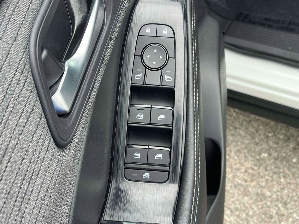 Used 2023 Nissan Rogue SV image 14