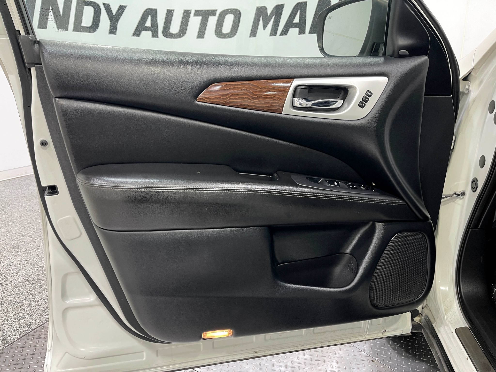 Used 2019 Nissan Pathfinder Platinum w/ Cargo Package AWD/4WD image 15