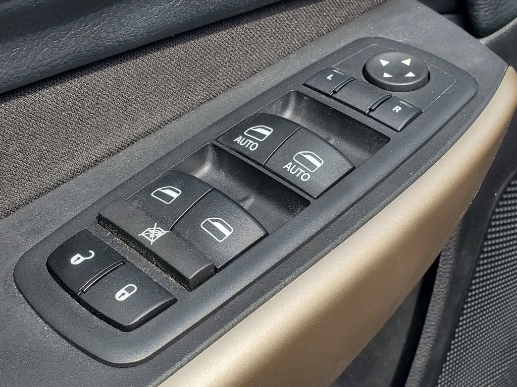 Used 2017 Jeep Cherokee Latitude w/ Cold Weather Group AWD/4WD image 9