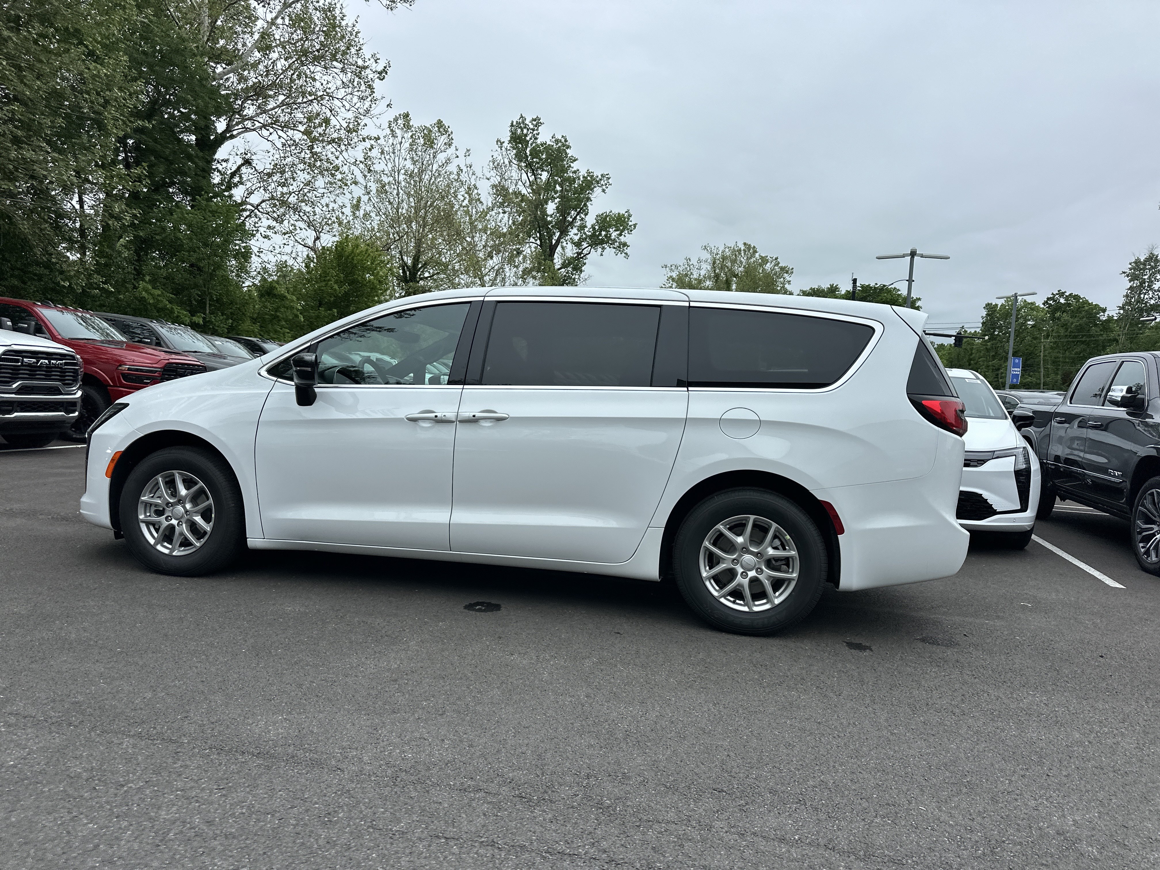 New 2027 Chrysler Pacifica Select FWD image 22
