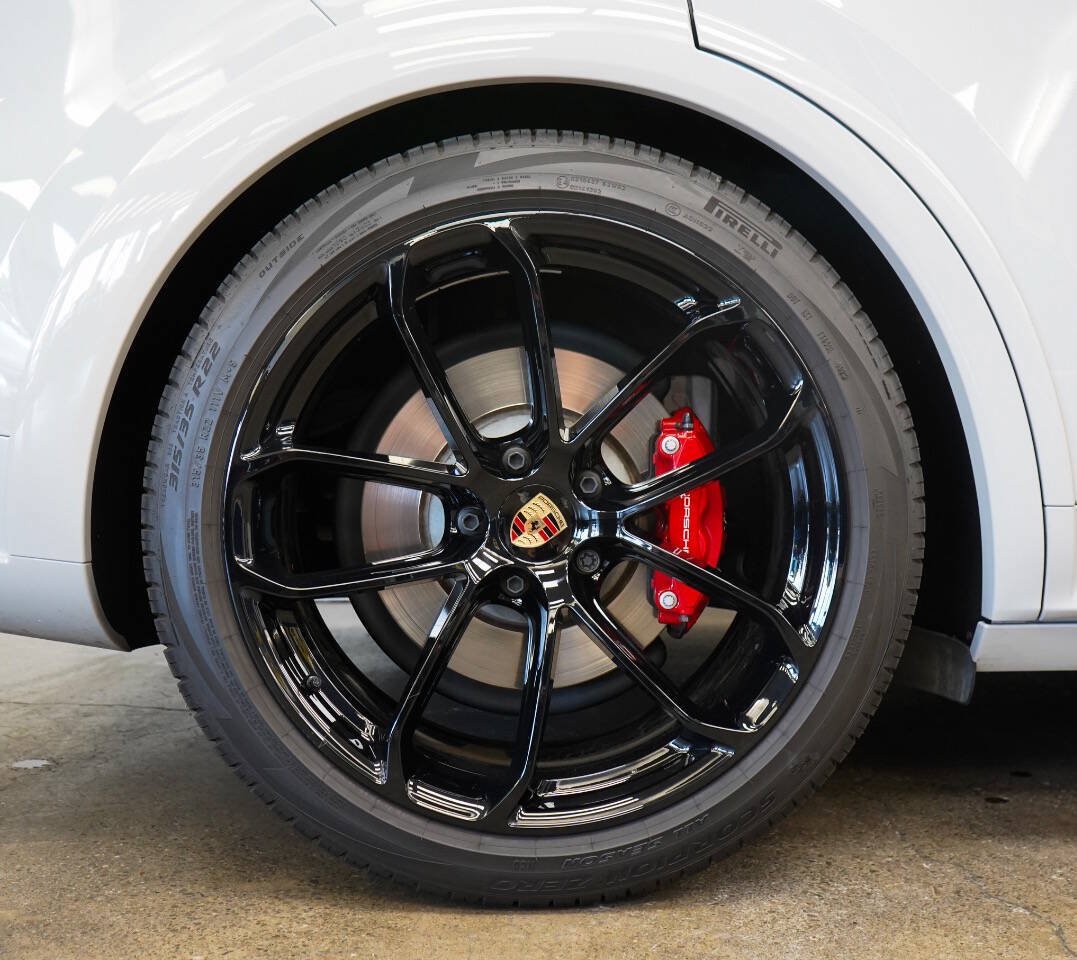 Used 2025 Porsche Cayenne GTS AWD/4WD image 15