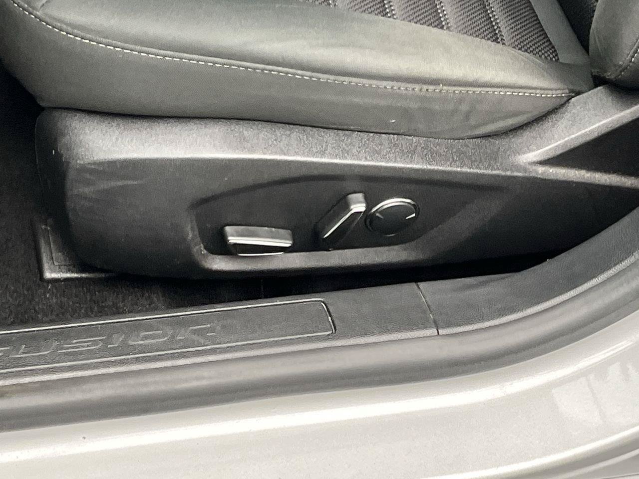 Used 2018 Ford Fusion SE FWD image 10