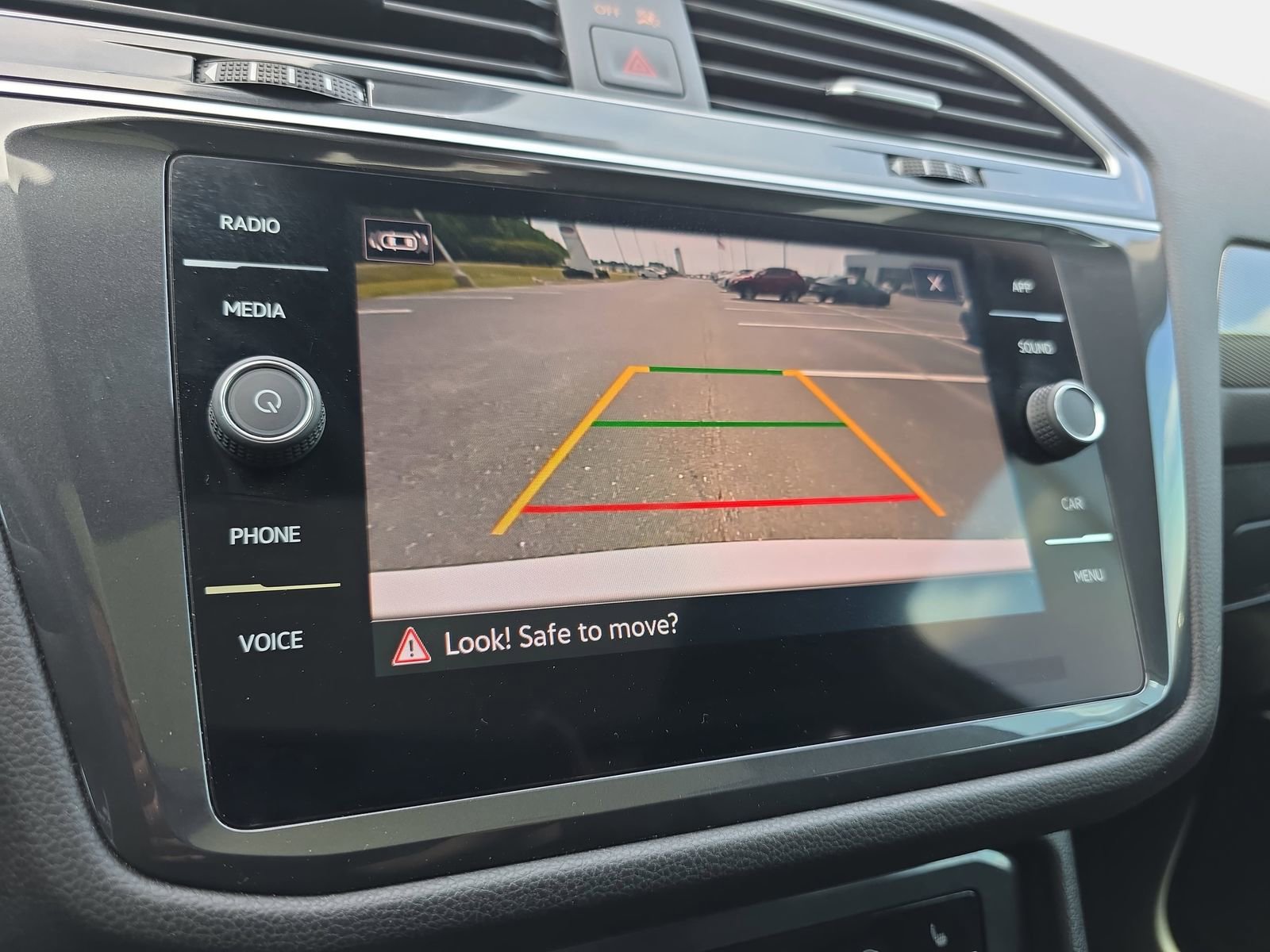 Used 2024 Volkswagen Tiguan SE w/ Panoramic Sunroof Package FWD image 24
