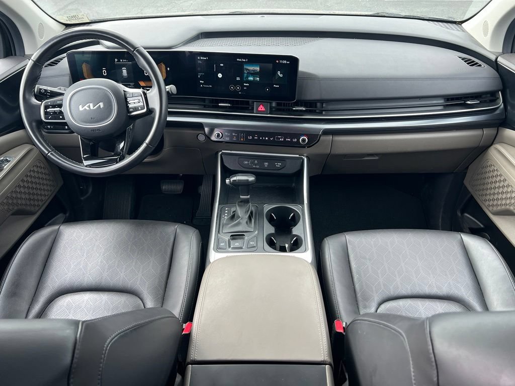 Used 2025 Kia Carnival FWD image 13