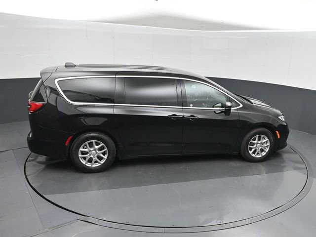 Used 2025 Chrysler Pacifica Select image 29