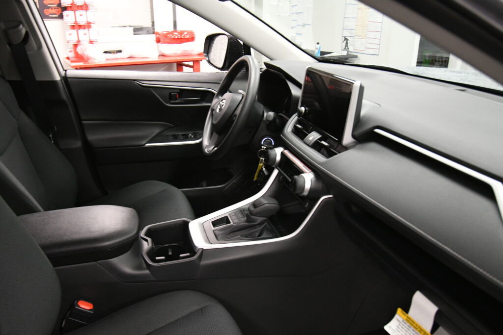 Used 2025 Toyota RAV4 LE image 27