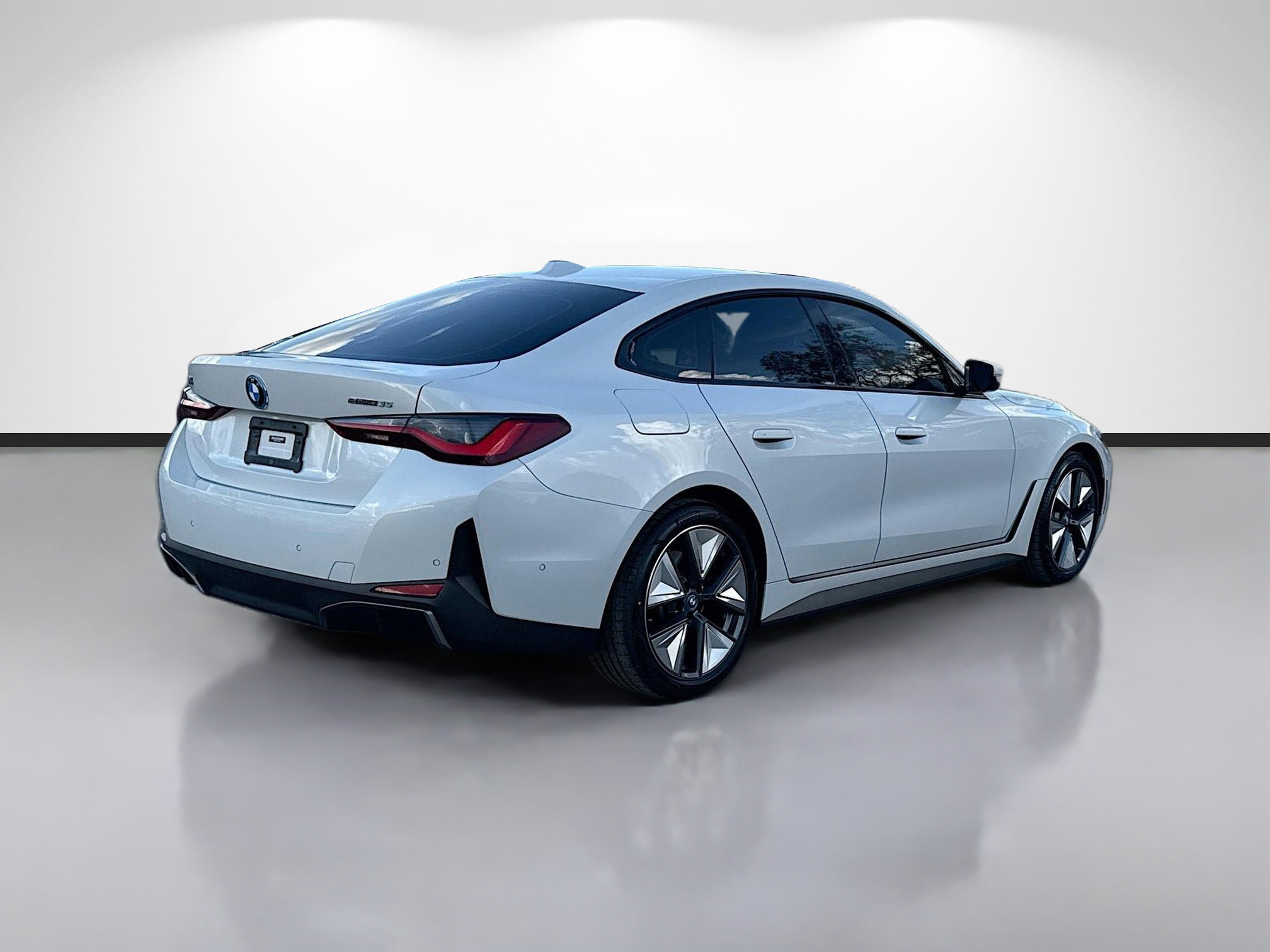 Used 2023 BMW i4 eDrive35 image 3