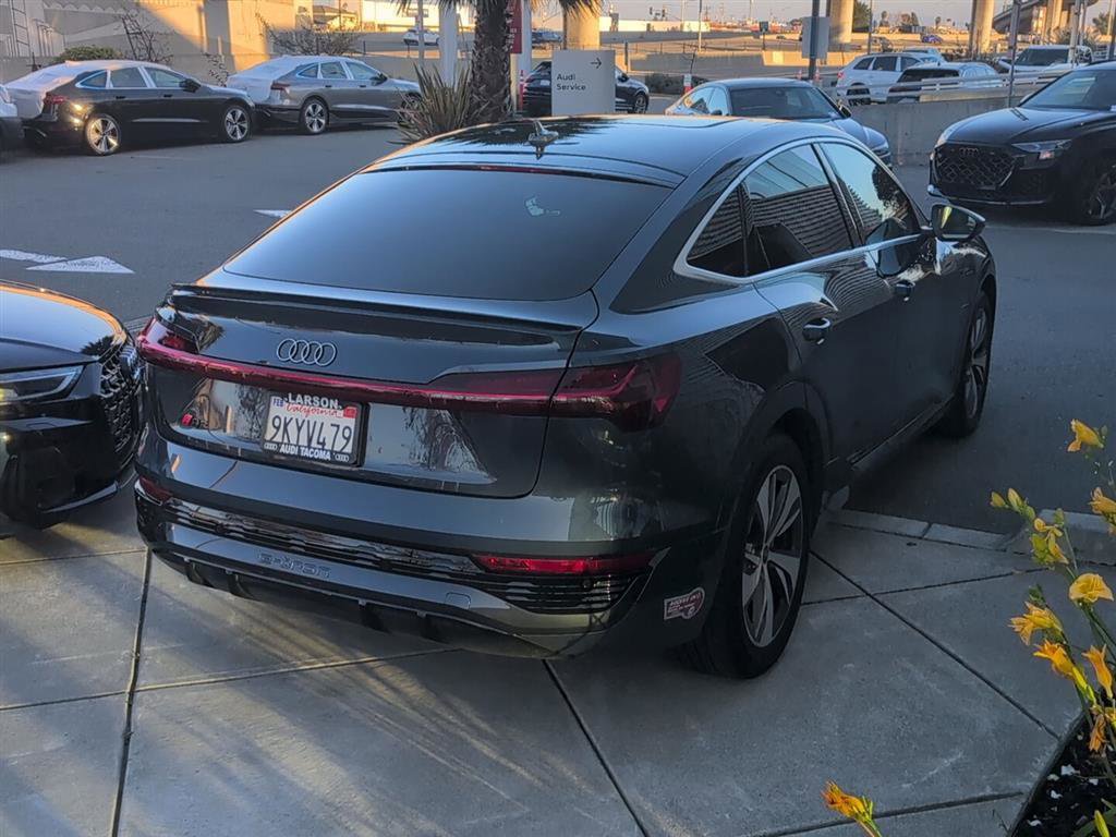 Used 2024 Audi Q8 e-tron Premium Plus image 6