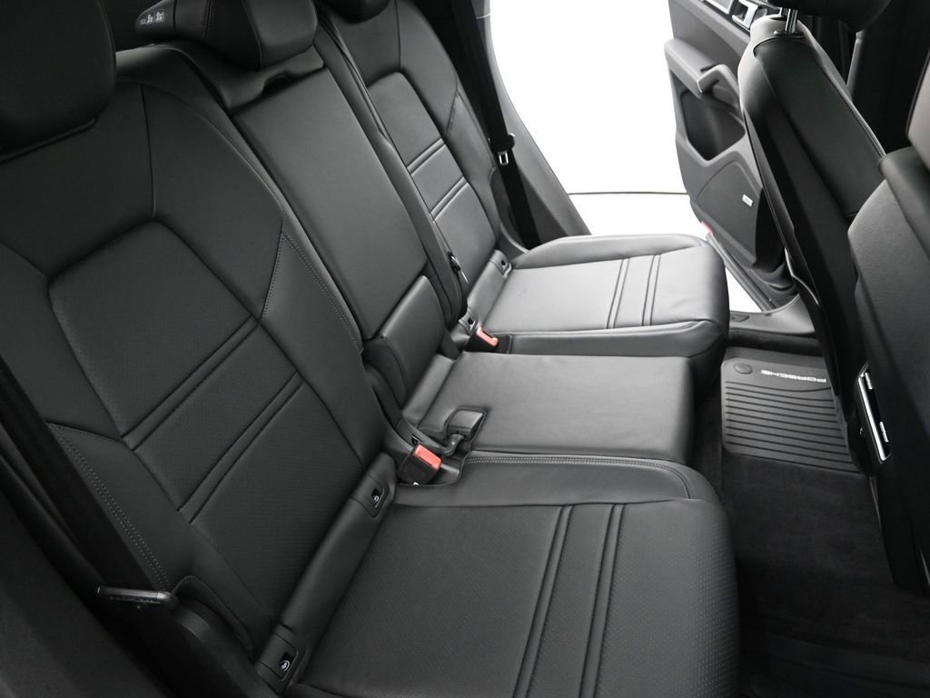 Used 2022 Porsche Cayenne GTS image 11