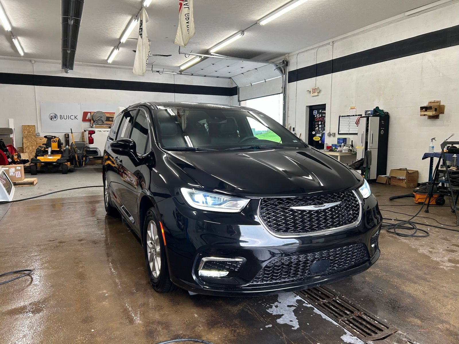 Certified 2025 Chrysler Pacifica Select FWD image 9