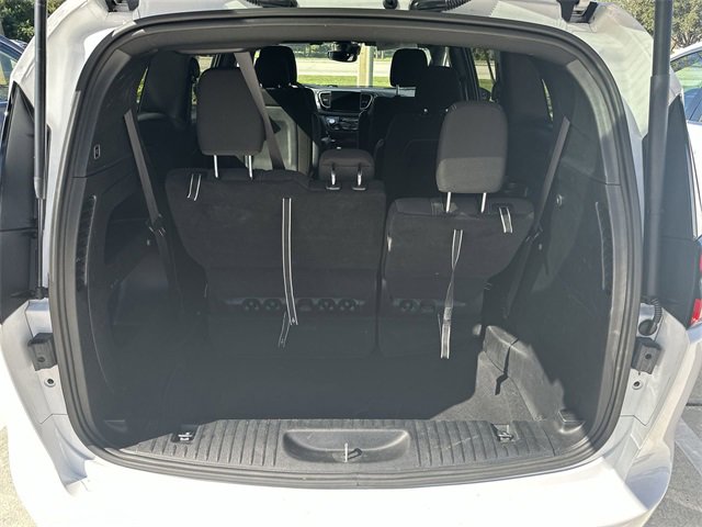 Used 2024 Chrysler Pacifica Touring image 21
