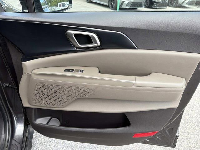 Used 2025 Kia Carnival FWD image 14