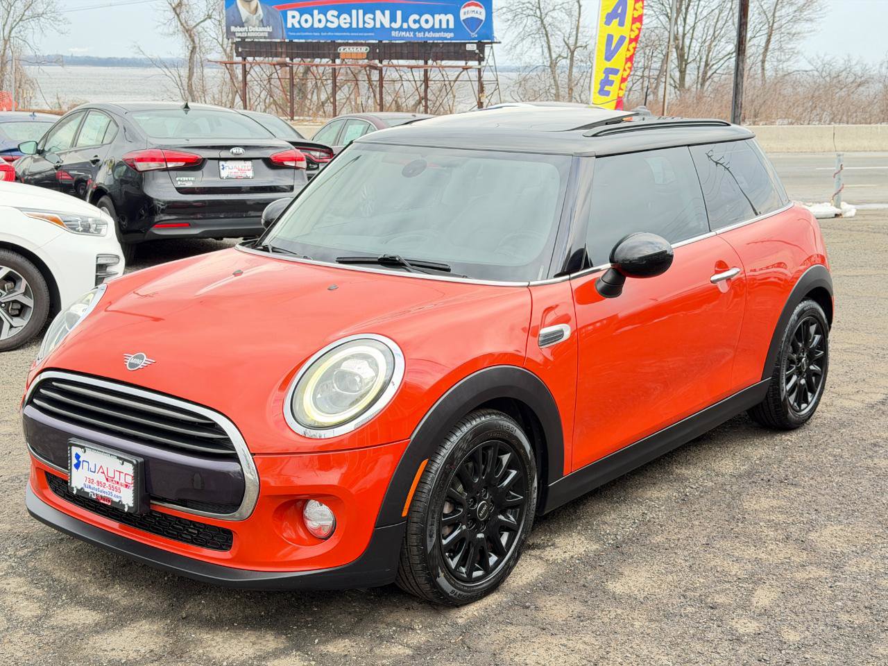 Used 2019 MINI Cooper 2-Door Hardtop w/ Storage Package image 8
