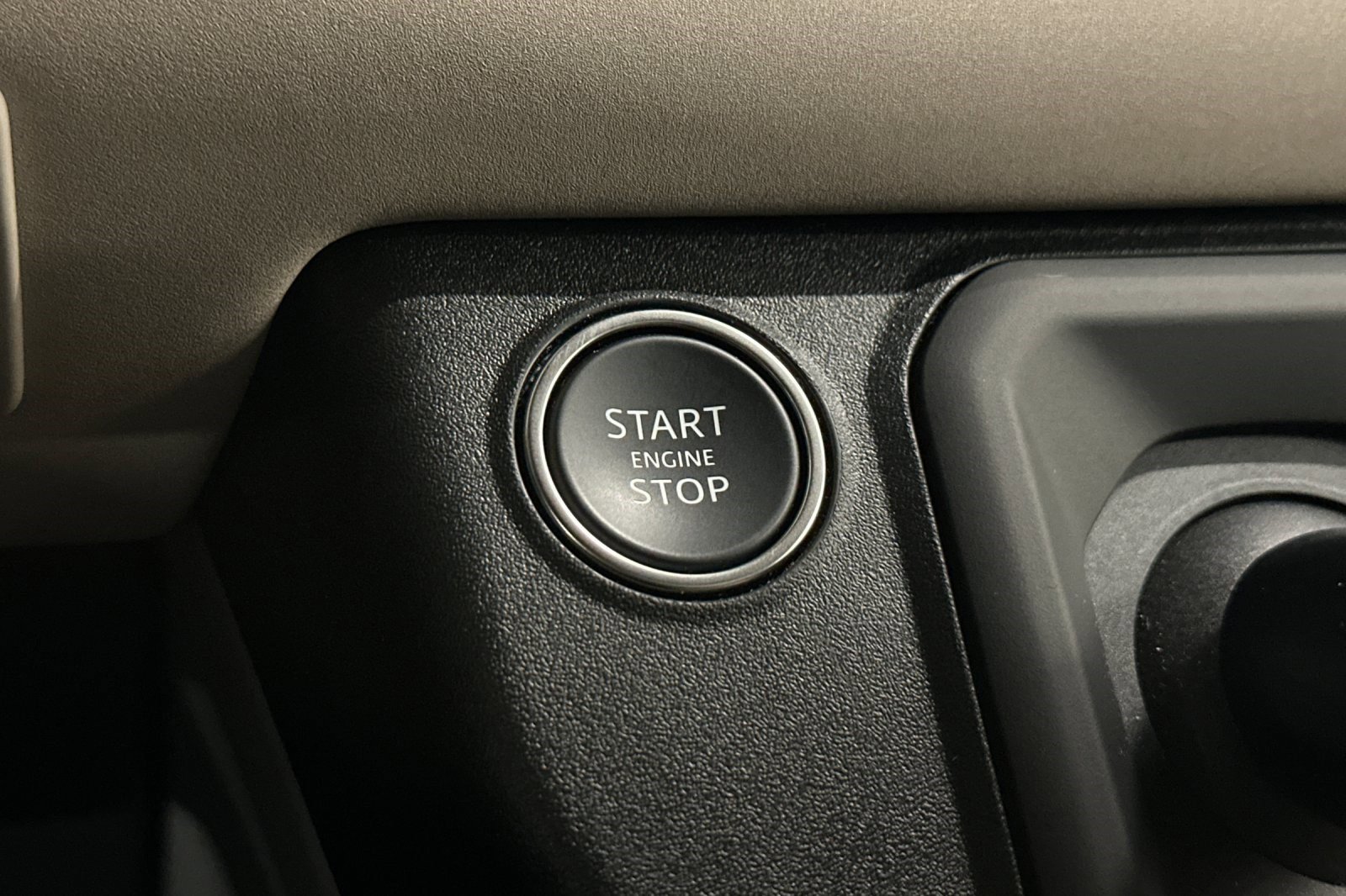 Used 2023 Land Rover Defender 130 X-Dynamic SE image 35