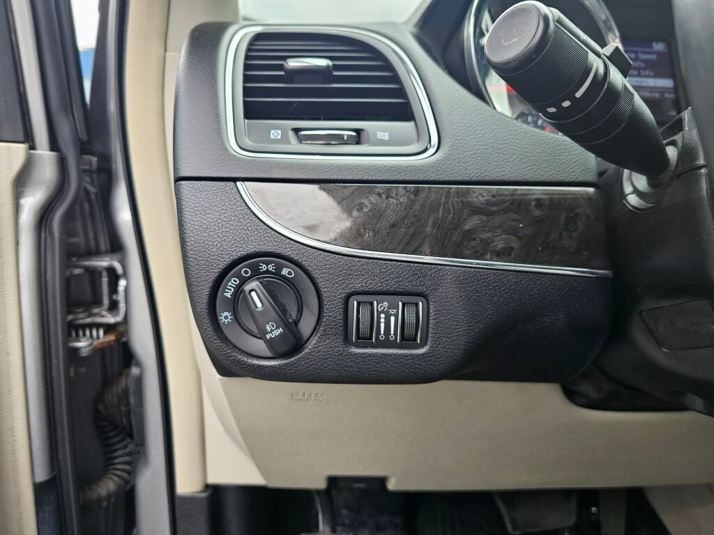 Used 2016 Chrysler Town & Country Touring image 29