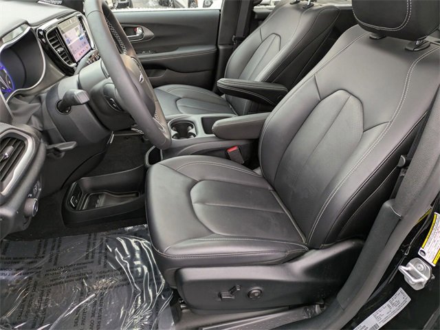 New 2025 Chrysler Pacifica Select w/ Uconnect Theater Family Group image 11