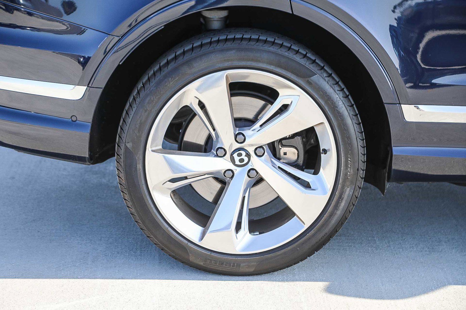 Used 2023 Bentley Bentayga Extended Wheelbase image 11