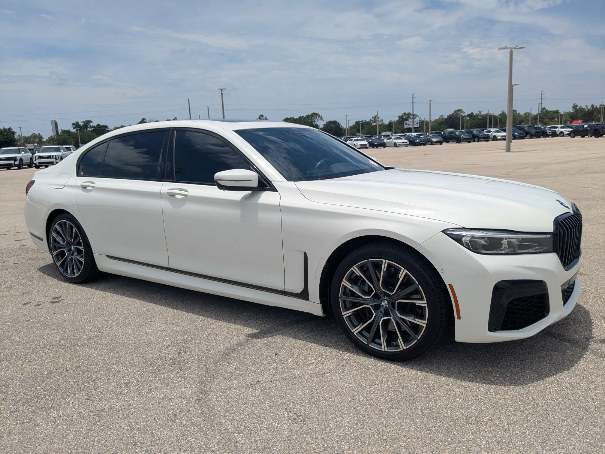 Used 2022 BMW 750Li xDrive AWD/4WD image 2