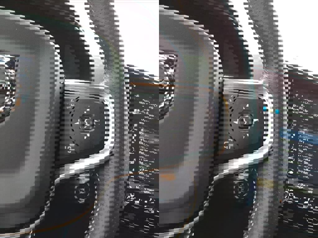 Used 2020 Volvo XC40 T4 R-Design w/ Protection Package Premier image 27