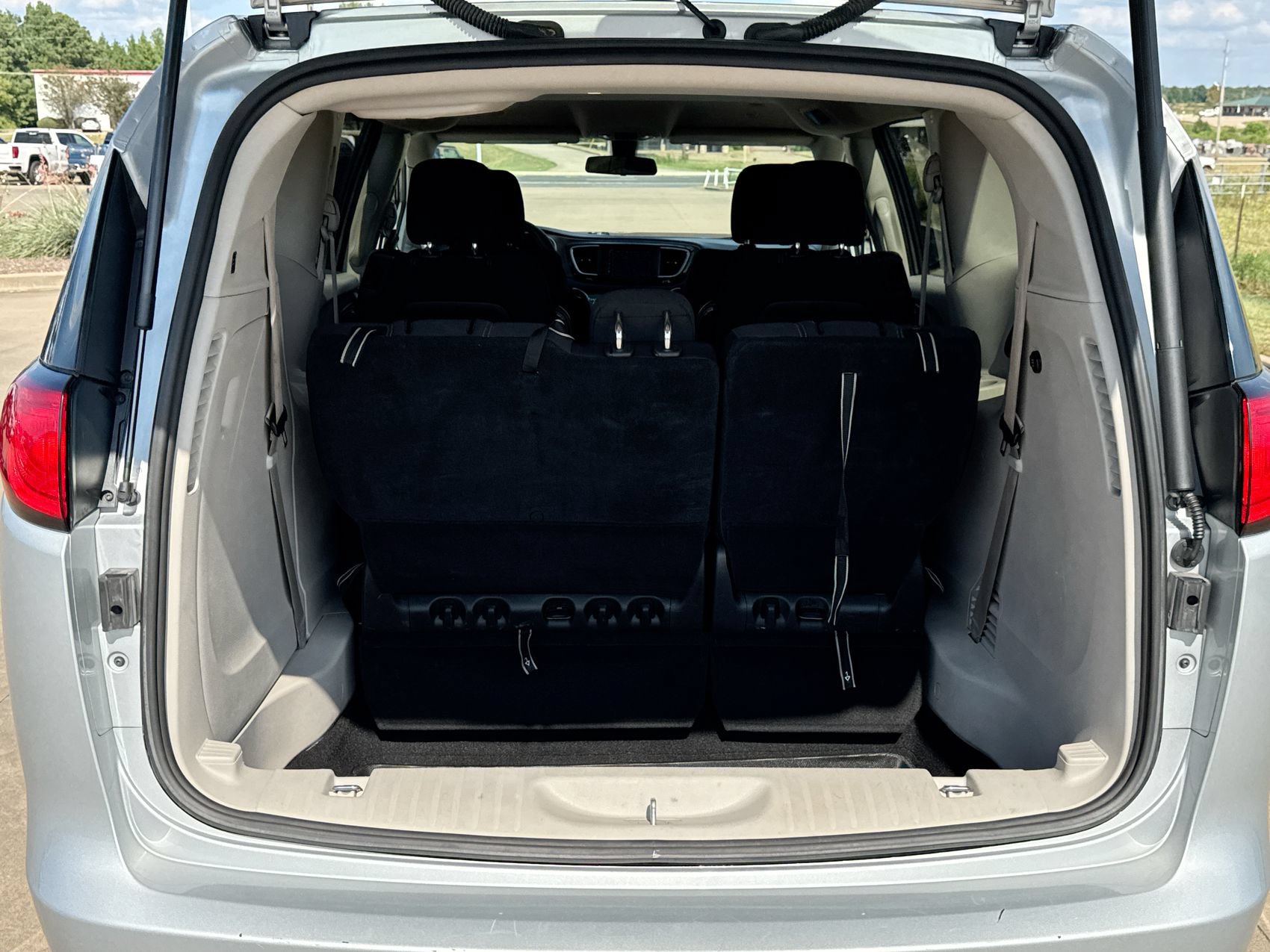 Used 2022 Chrysler Voyager LX FWD image 24