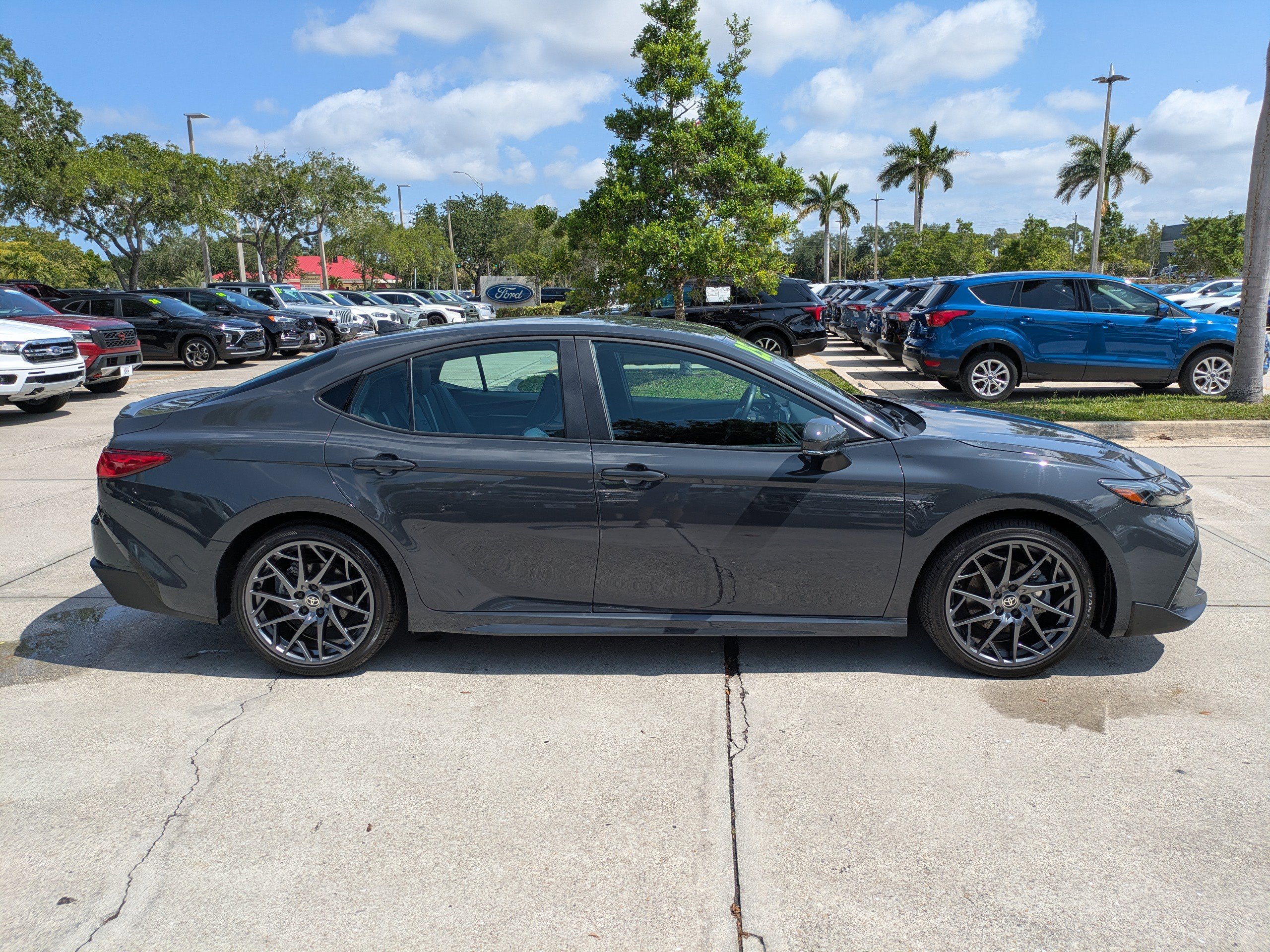 Used 2025 Toyota Camry SE FWD image 3