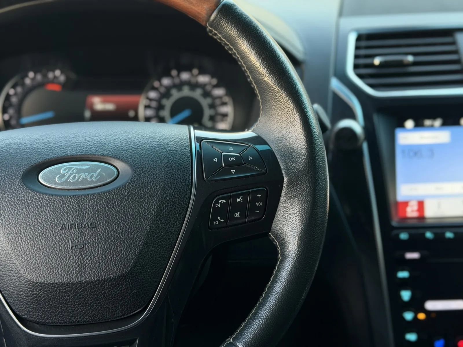 Used 2019 Ford Explorer Platinum image 27