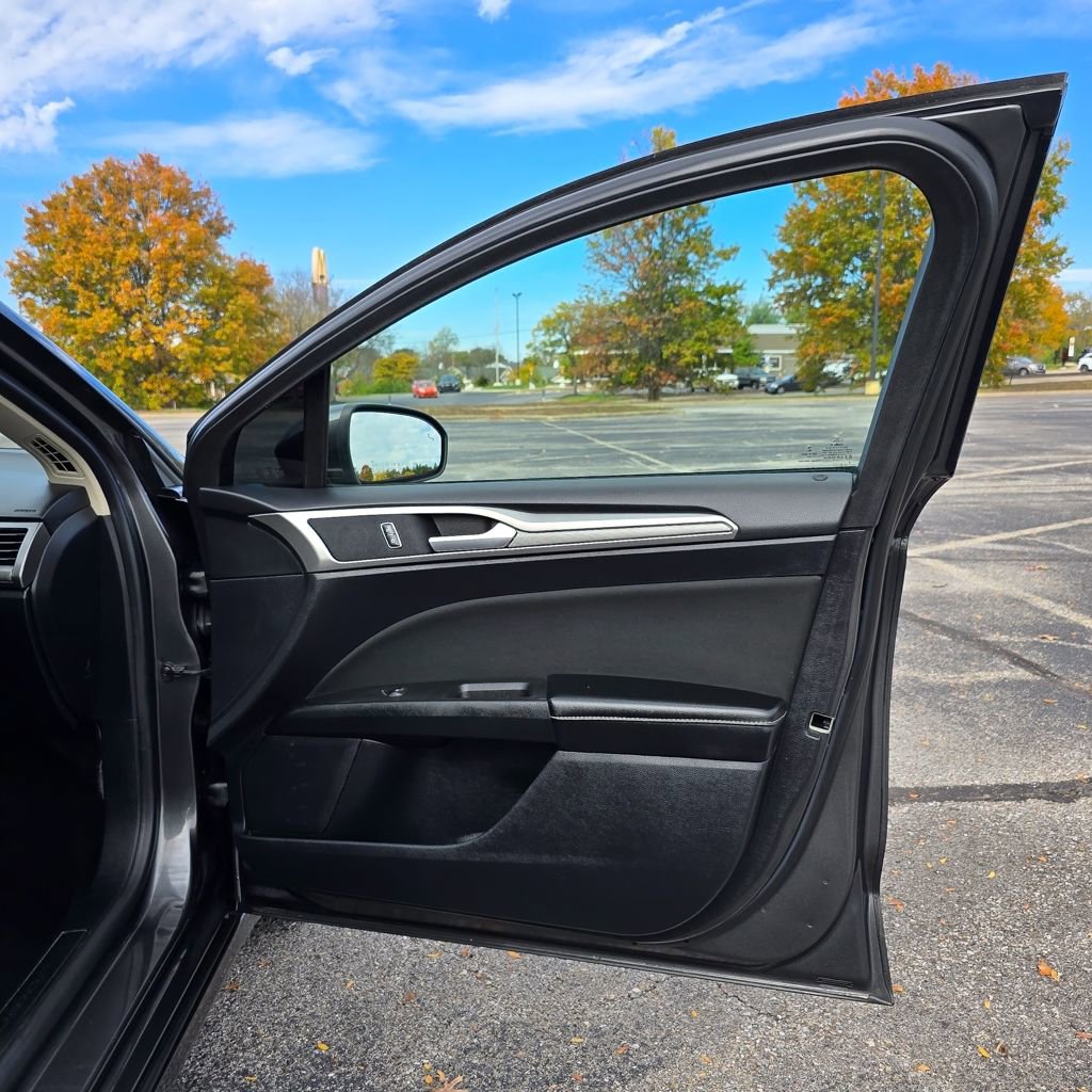 Used 2020 Ford Fusion SE FWD image 24