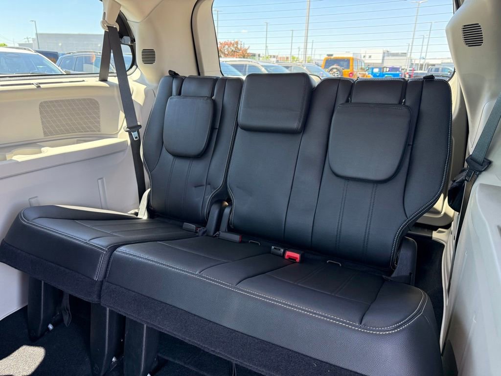 Used 2015 Chrysler Town & Country Touring w/ Driver Convenience Group FWD image 26