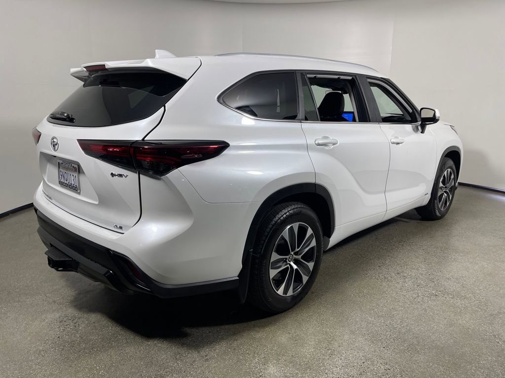 Certified 2025 Toyota Highlander XLE image 3