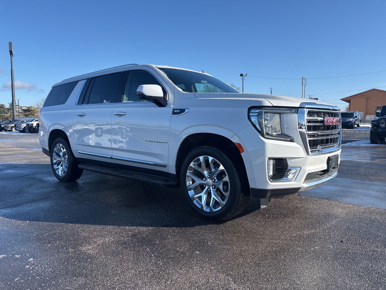 Used 2021 GMC Yukon XL SLT w/ SLT Premium Package image 4