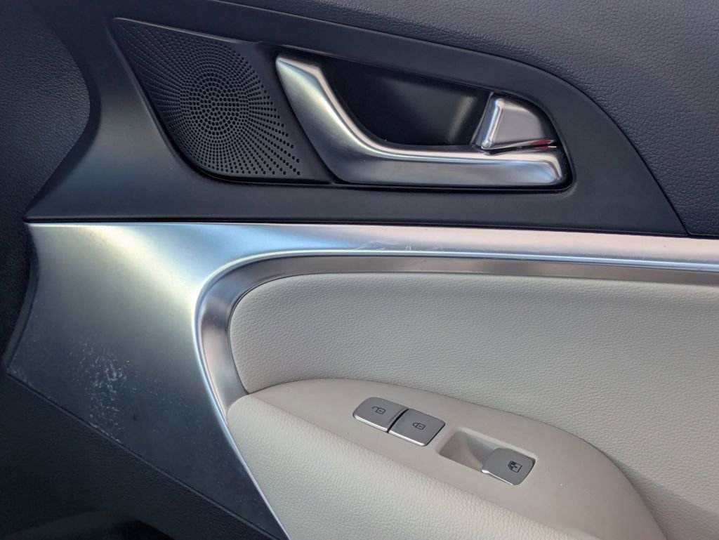 Used 2025 Genesis G70 2.5T RWD image 33