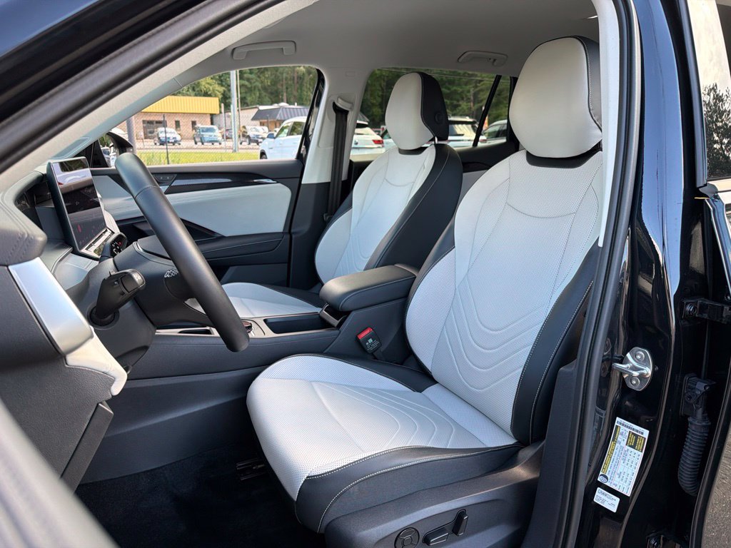 Used 2025 Volkswagen Tiguan SE AWD/4WD image 17
