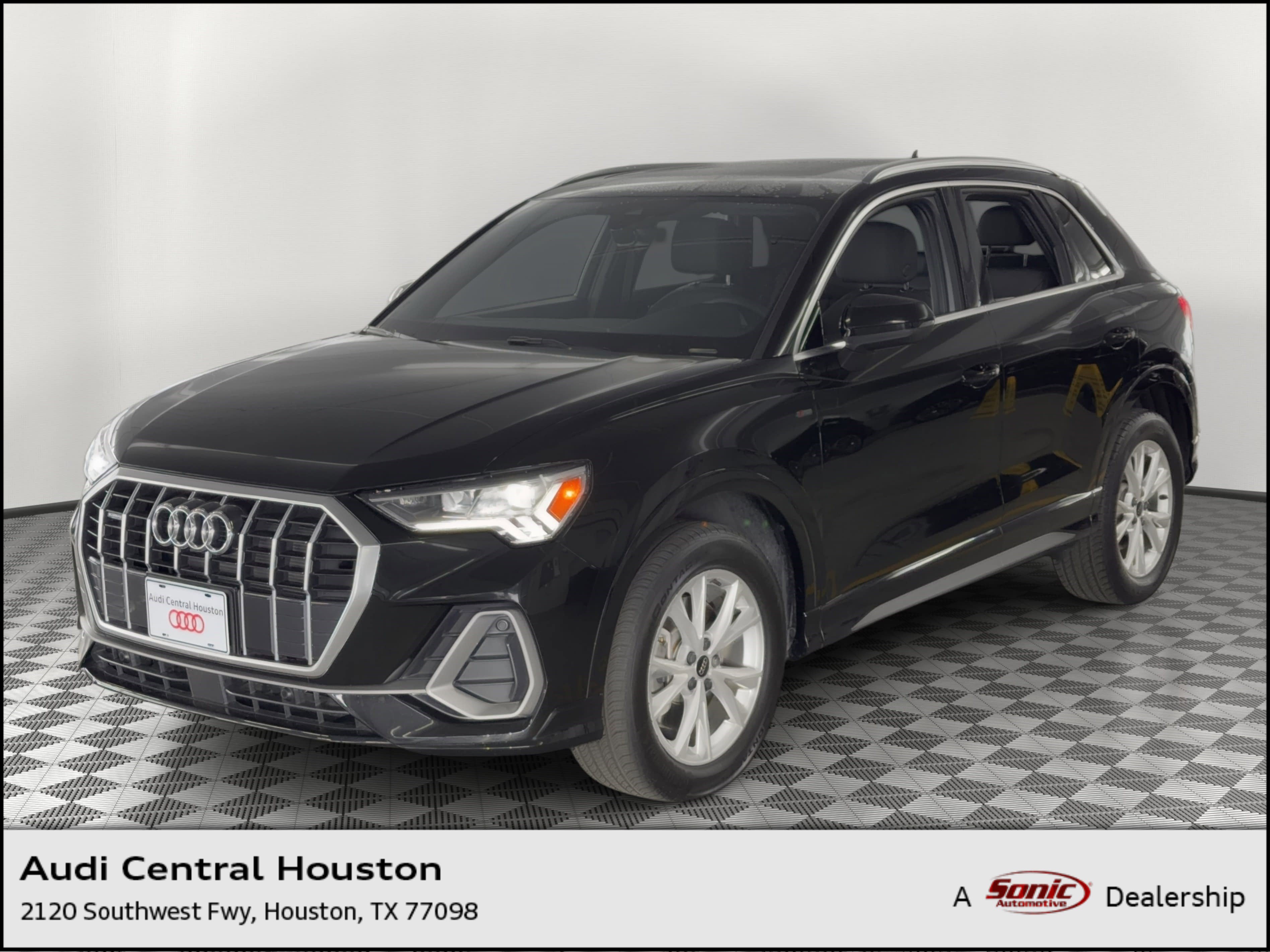 Certified 2025 Audi Q3 2.0T Premium w/ Convenience Package image 1